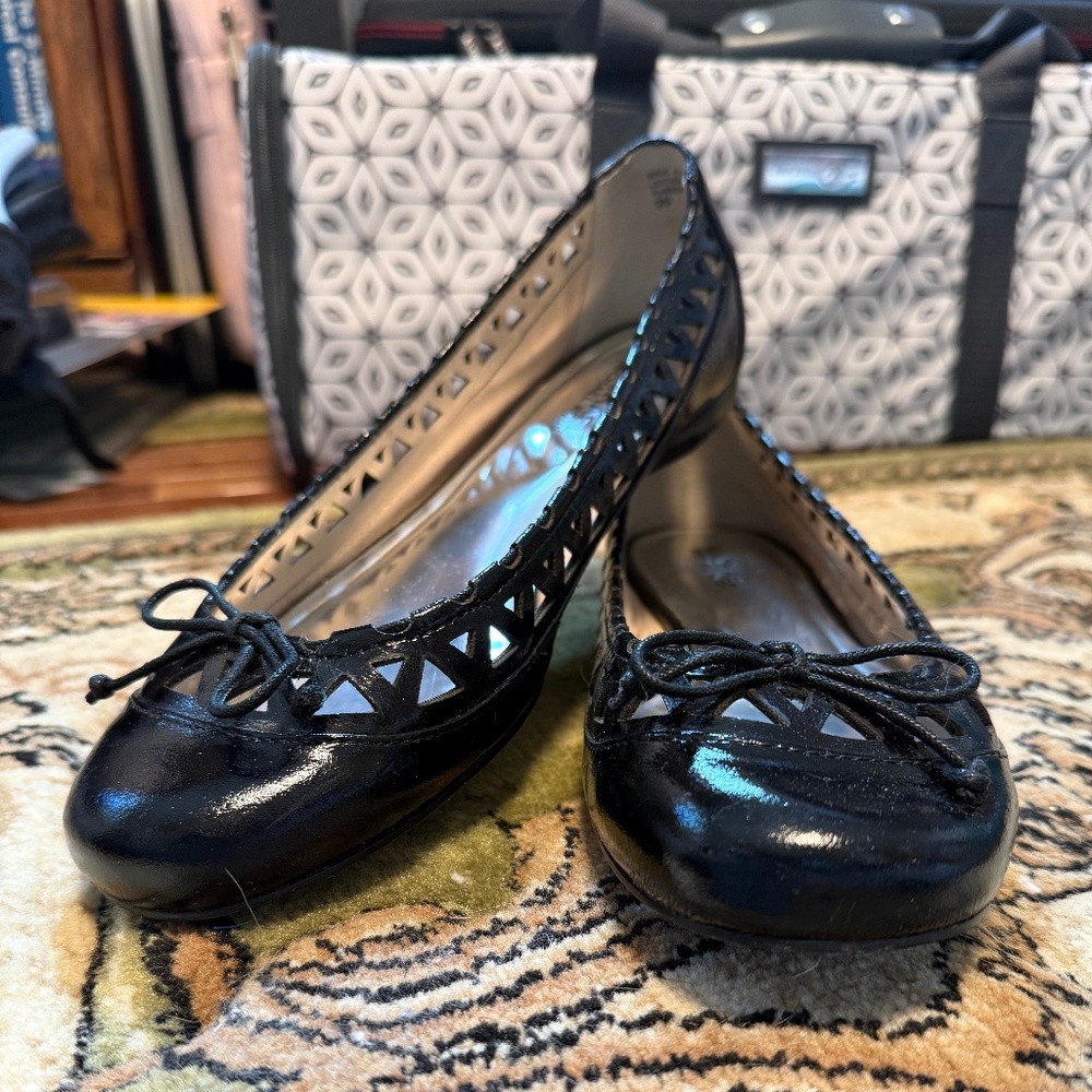 Michael Kors Black Patent Flats Size 9M EUC